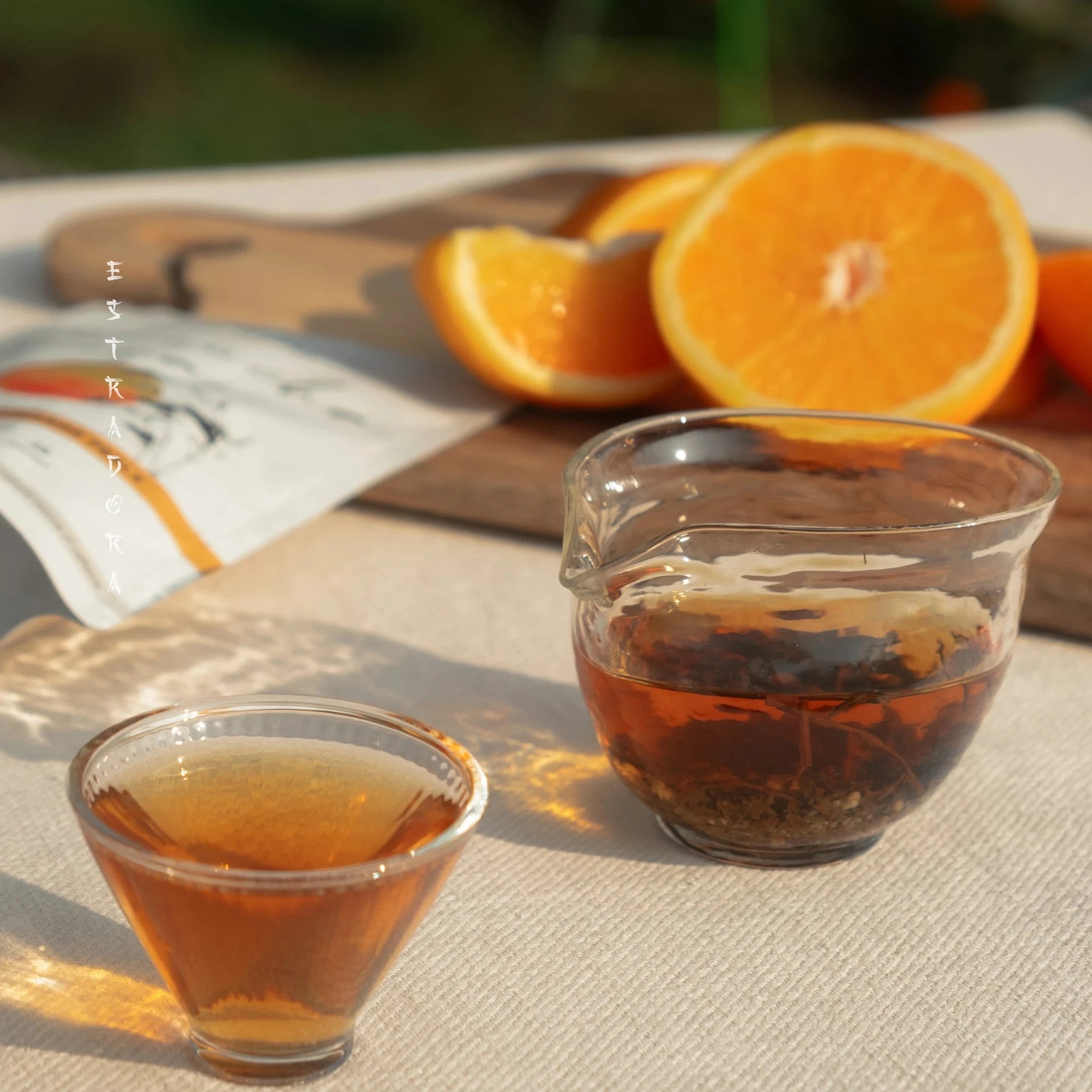 Wakoucha Keraji Japanese black tea with orange peels – served in glass cups outdoors with fresh orange slices