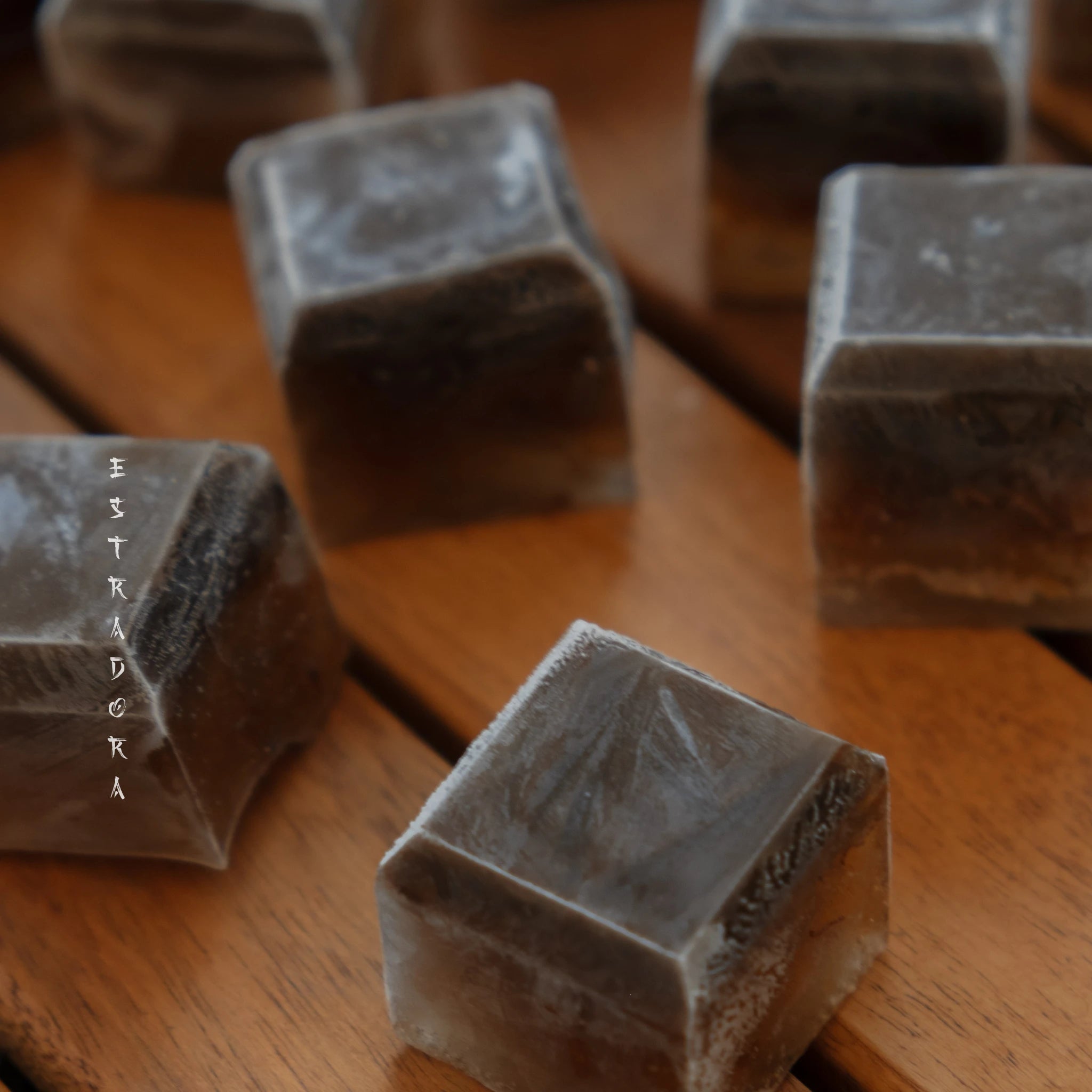 Frozen cubes made of brewed Hojicha tea for iced drinks — Estradora tea ideas