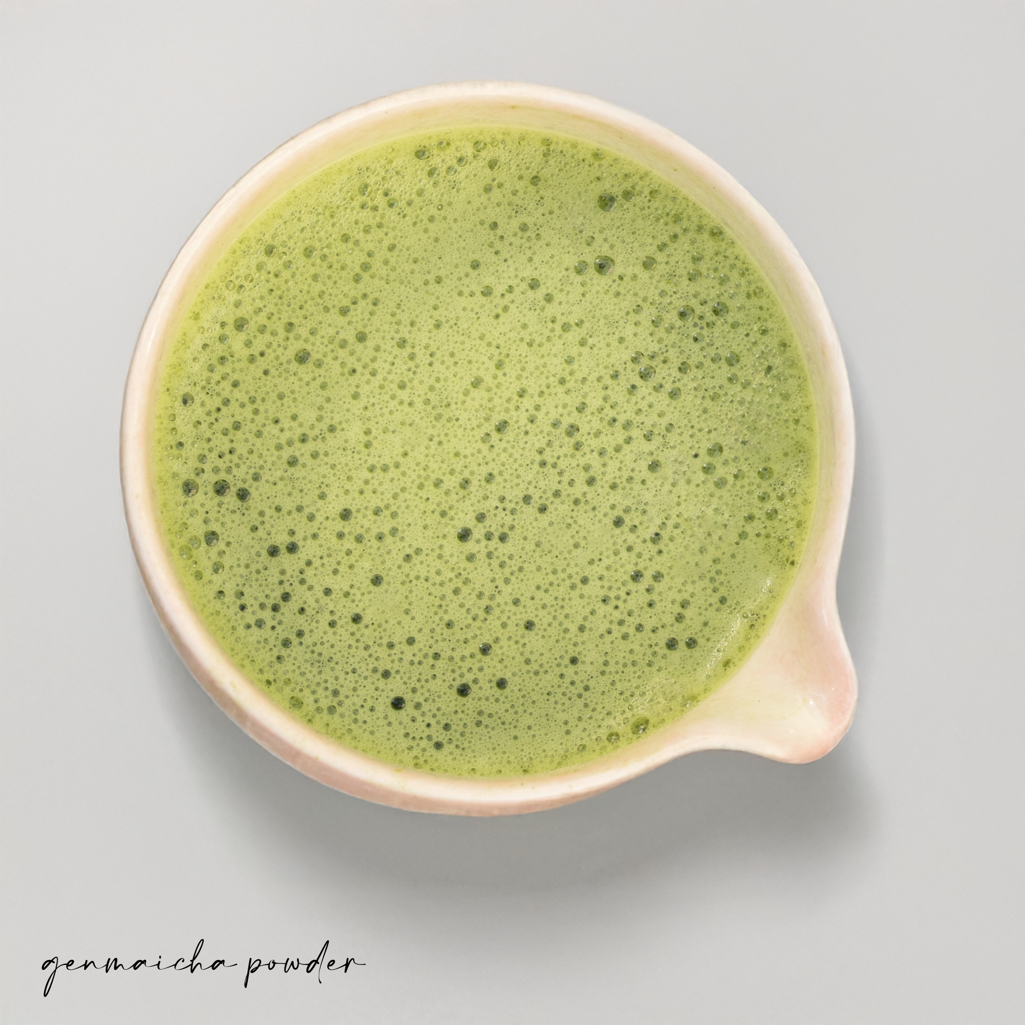 Freshly whisked Japanese Genmaicha tea with creamy foam – vibrant green color, ceremonial grade. Estradora
