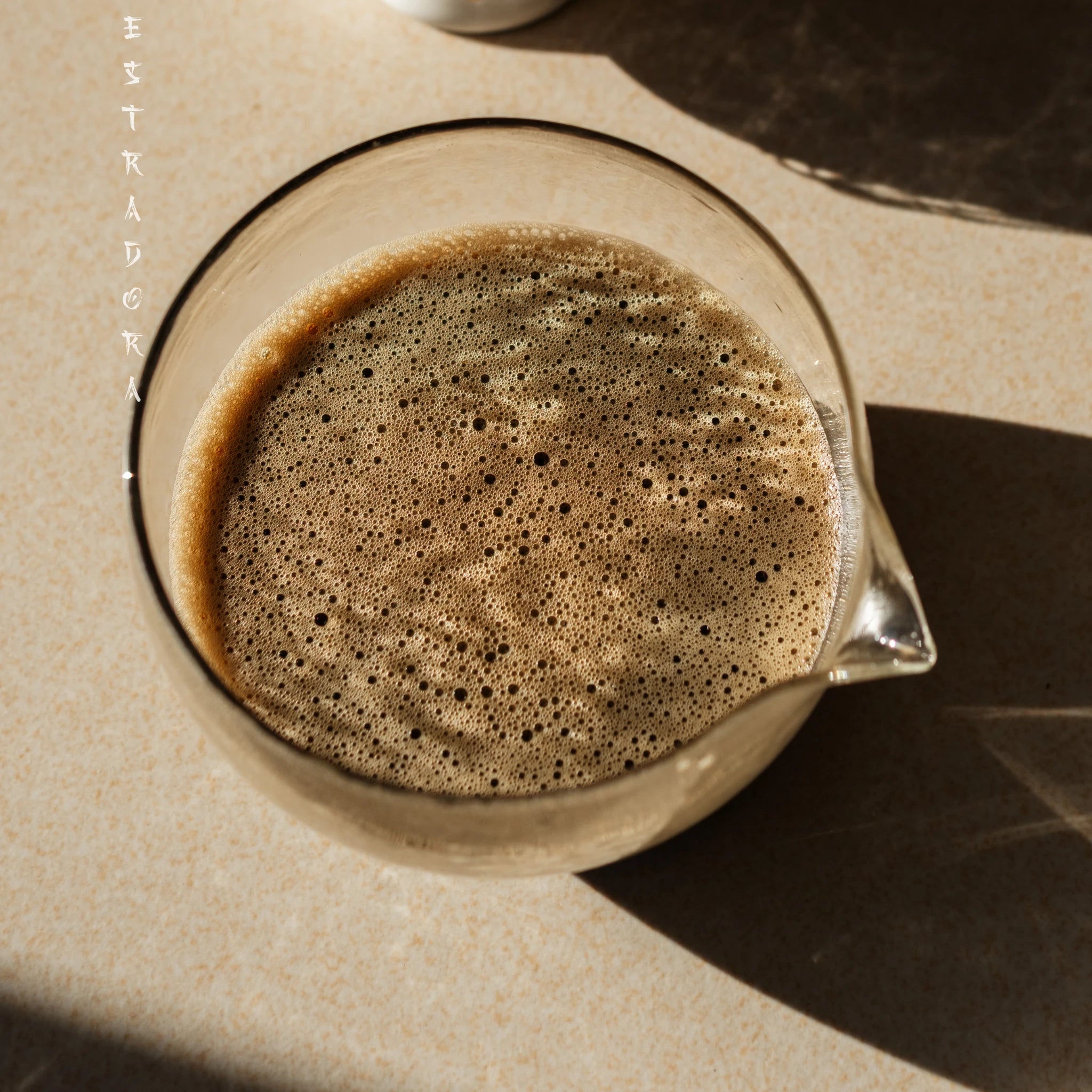 Freshly whisked Japanese Hojicha tea with creamy foam — Estradora roasted green tea powder