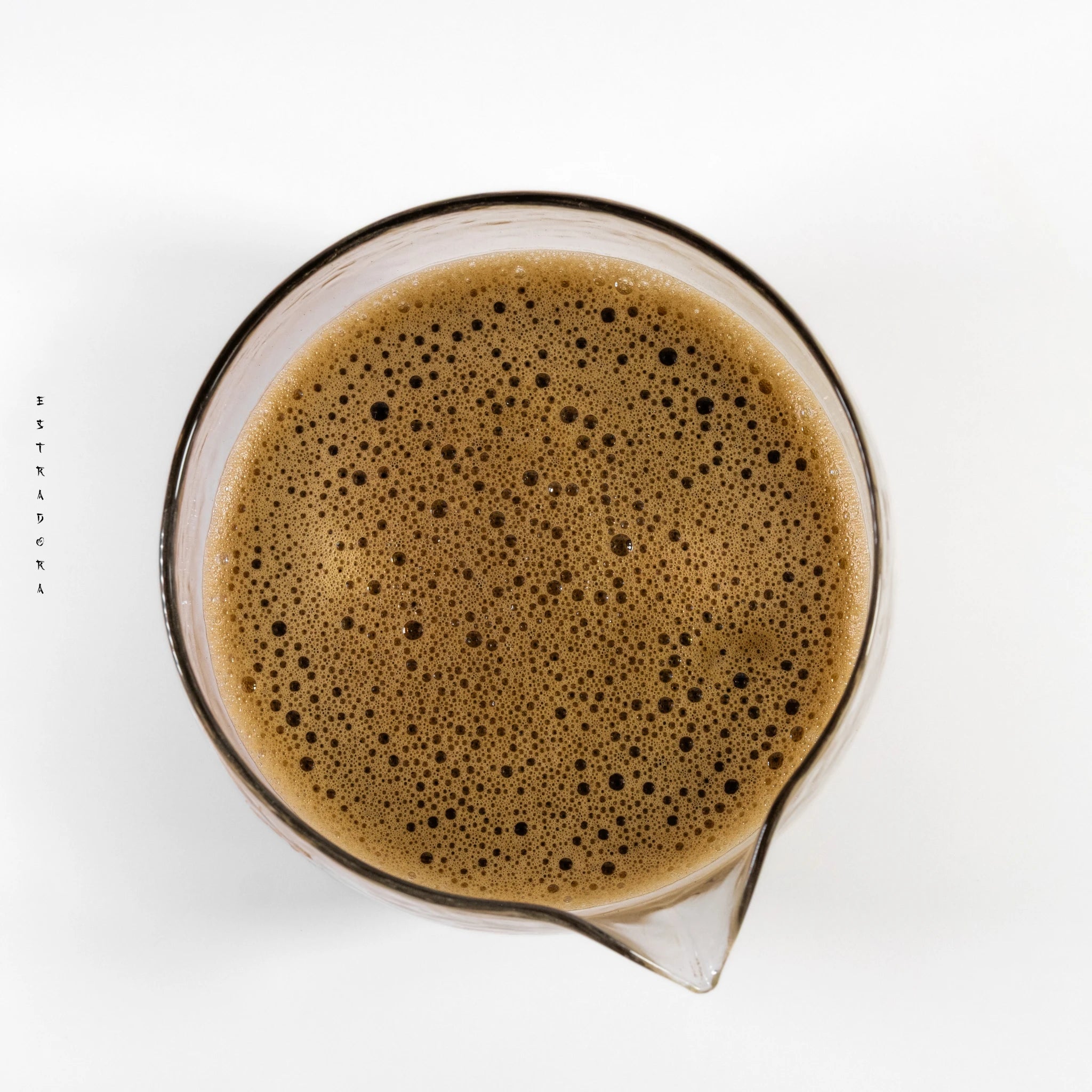 Freshly whisked Japanese Hojicha tea with creamy foam — Estradora roasted green tea powder