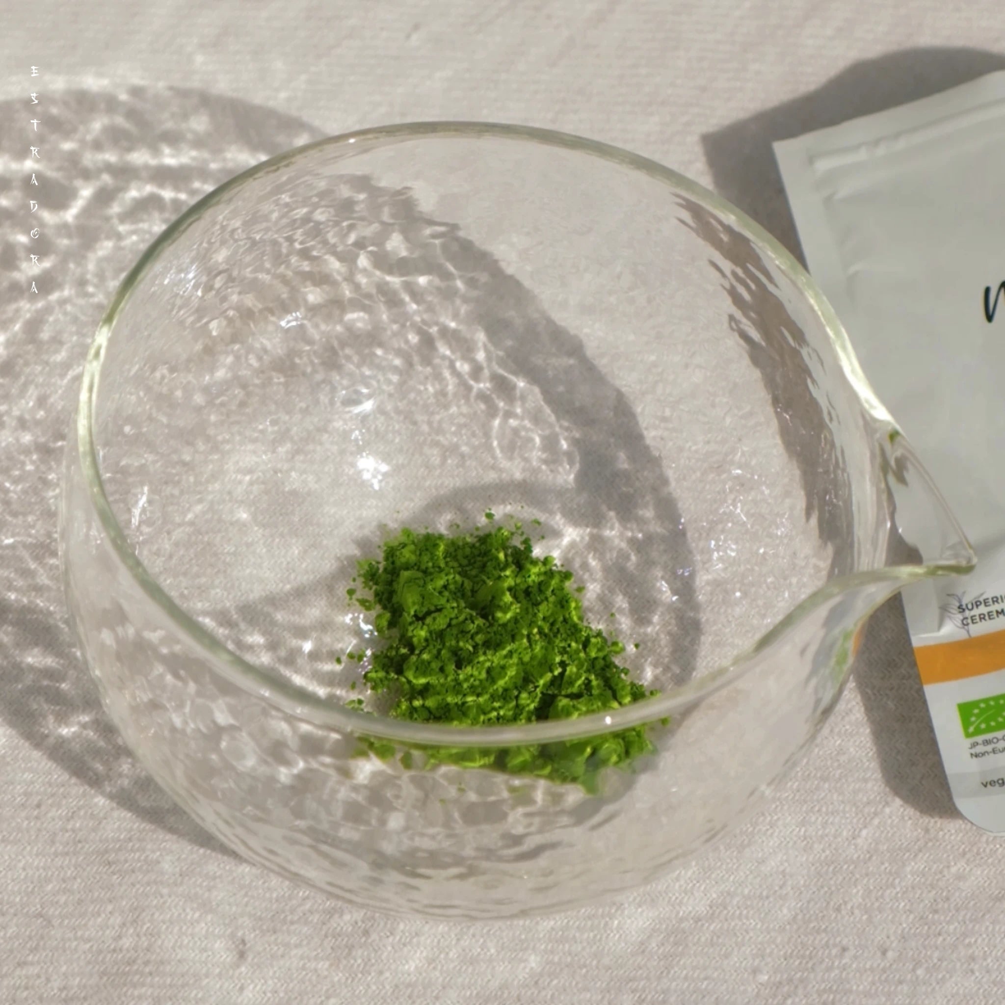 Glass bowl with ceremonial matcha tea - Estradora