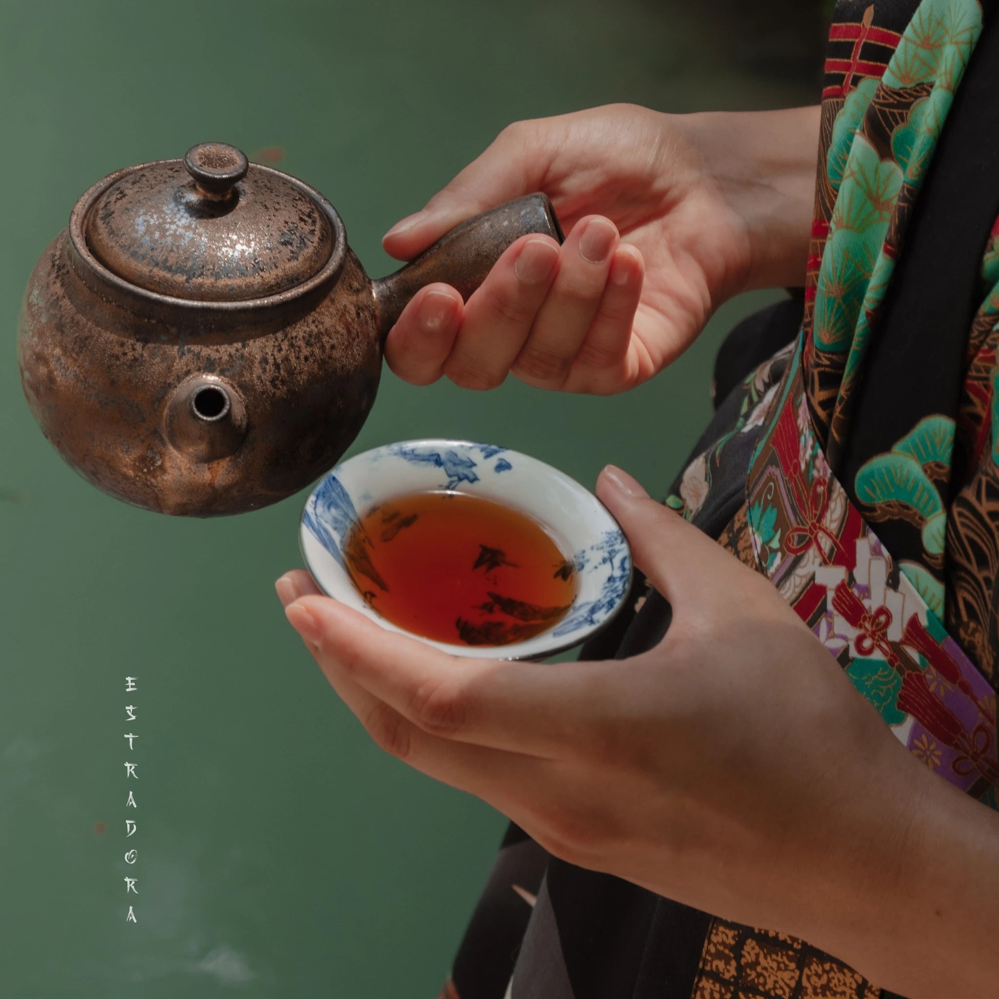 Pouring Japanese Wakoucha black tea from traditional teapot | Estradora