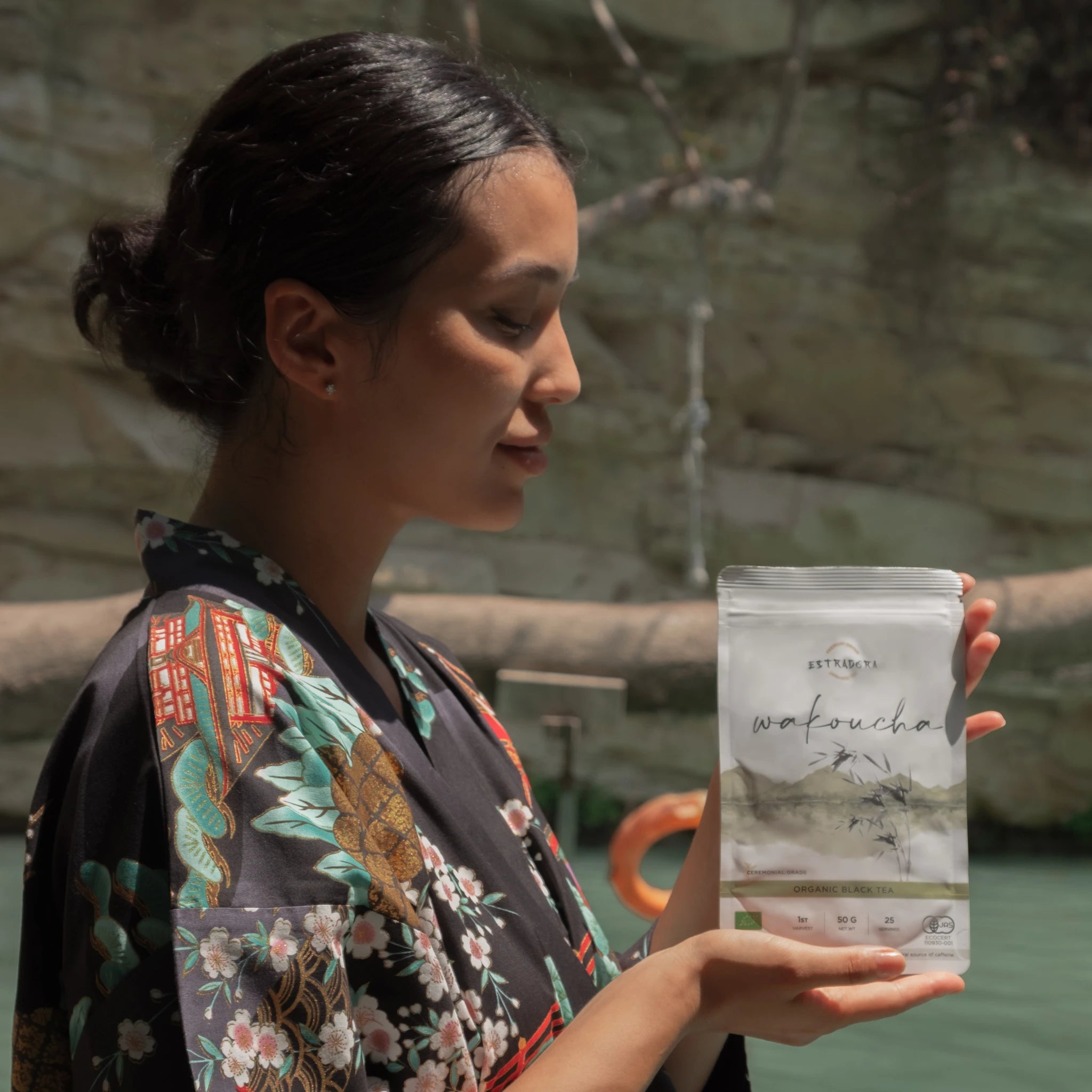 Woman in kimono holding Wakoucha Japanese black tea packet | Estradora