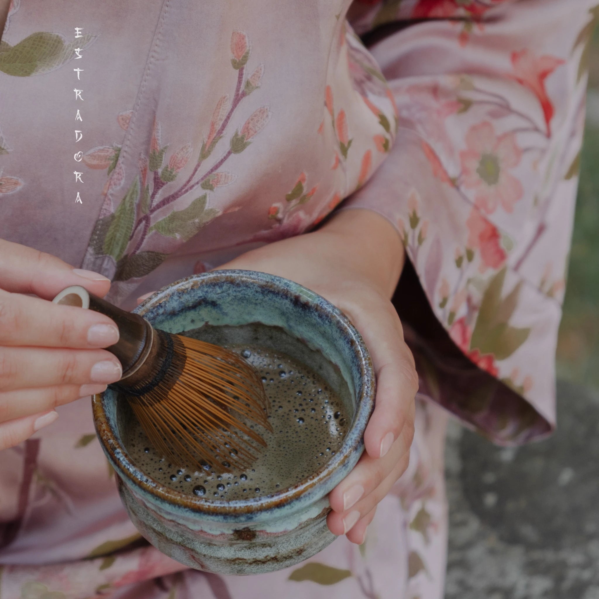 Brewing Japanese Hojicha tea with bamboo whisk in ceramic bowl — traditional tea ceremony by Estradora
