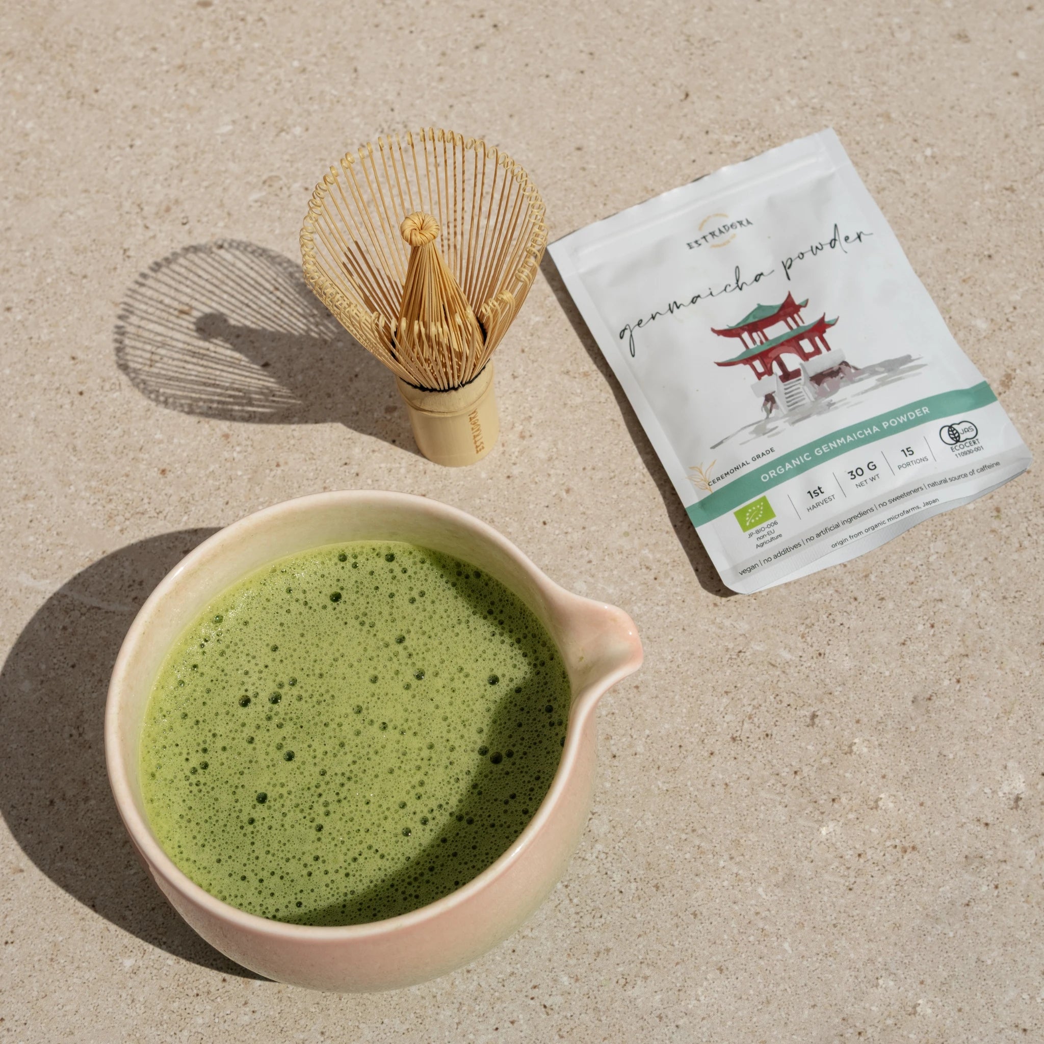 Japanese Genmaicha tea – fine bubbles and vibrant green color, ceremonial grade. Estradora