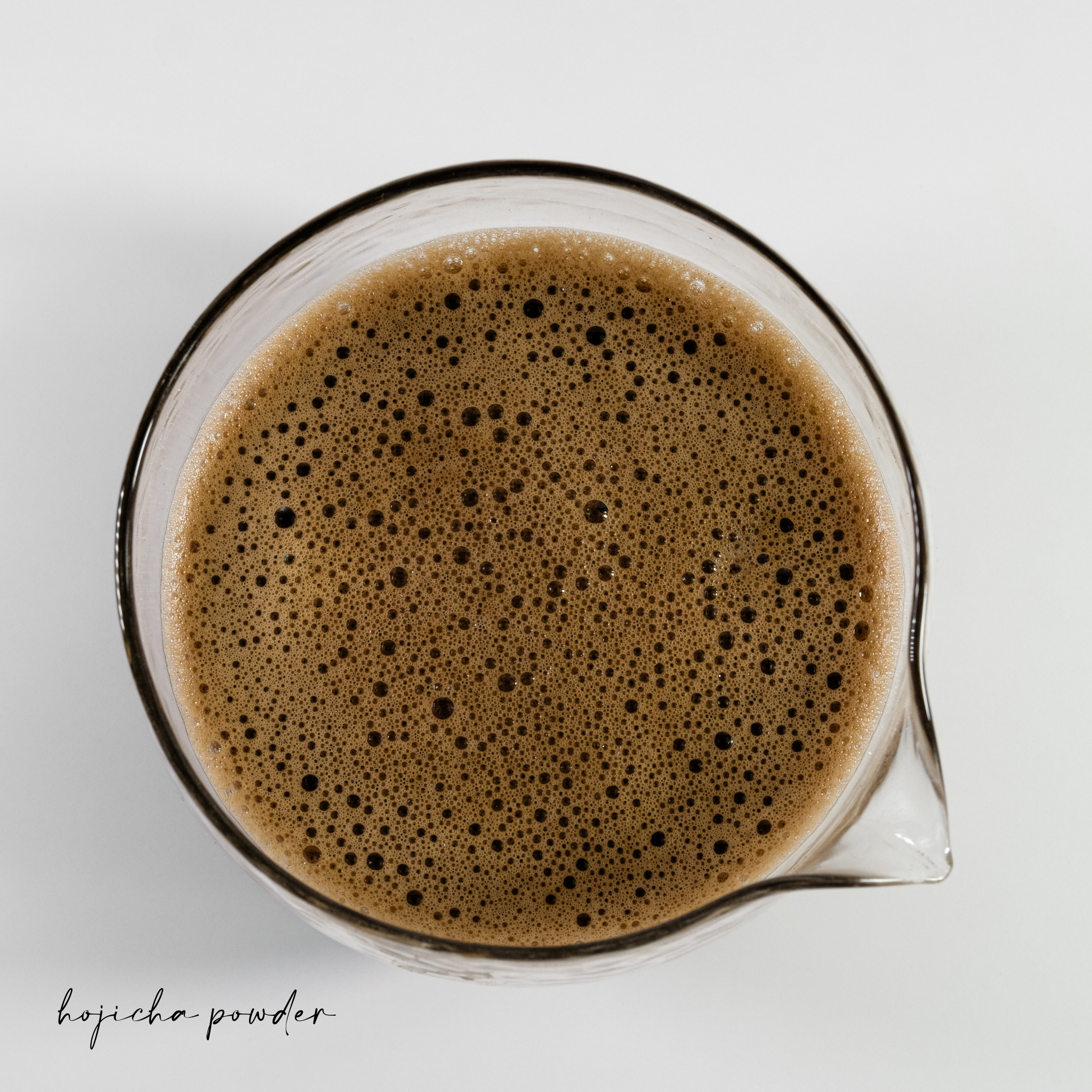Freshly whisked Japanese Hojicha tea with creamy foam — Estradora roasted green tea powder
