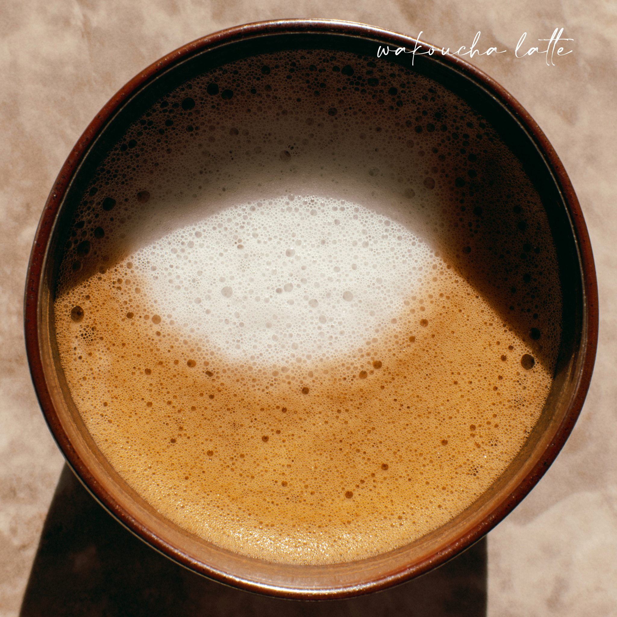 Freshly whisked Japanese Wakoucha tea with creamy foam and milk — Estradora black tea tea powder
