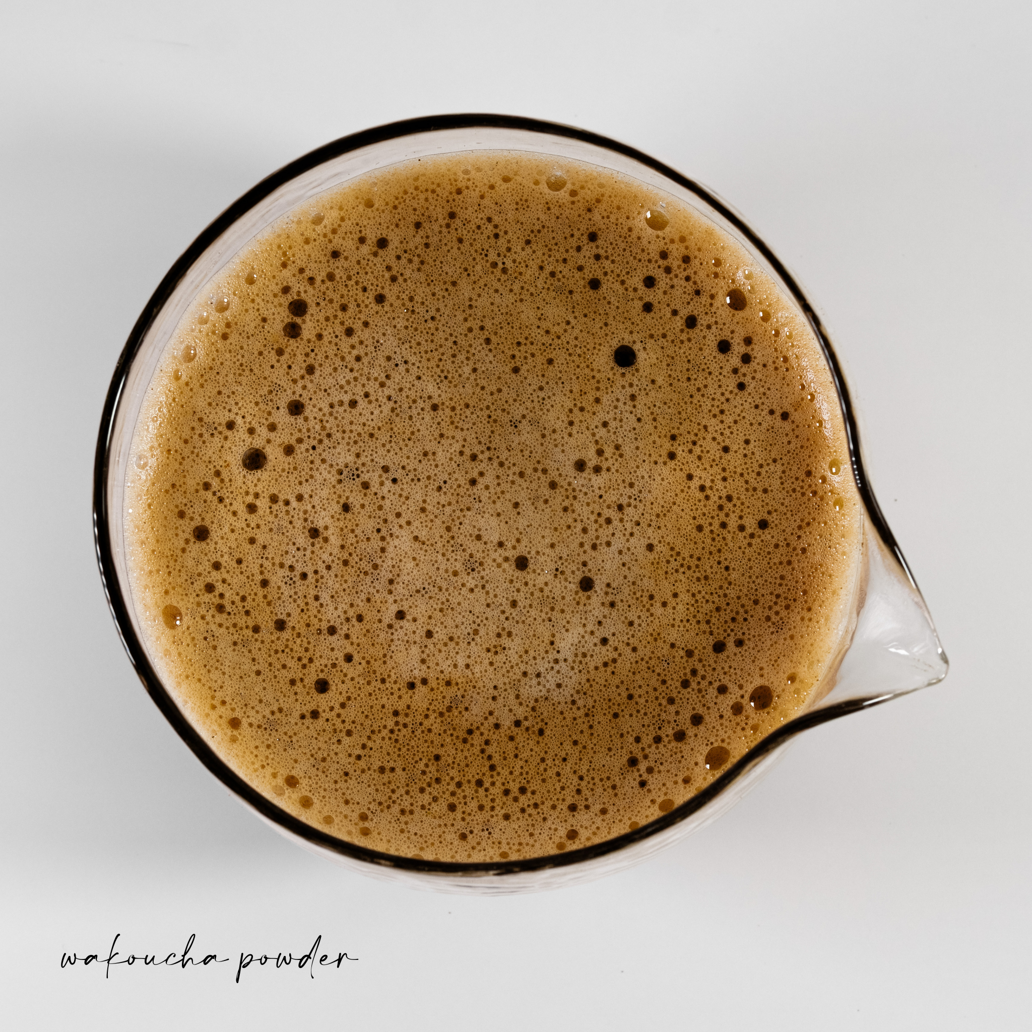 Freshly whisked Japanese Wakoucha powder with creamy foam — Estradora black tea tea powder
